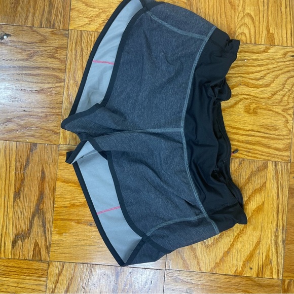 Lululemon Speed Short 2.5” size 10 - Picture 3 of 6